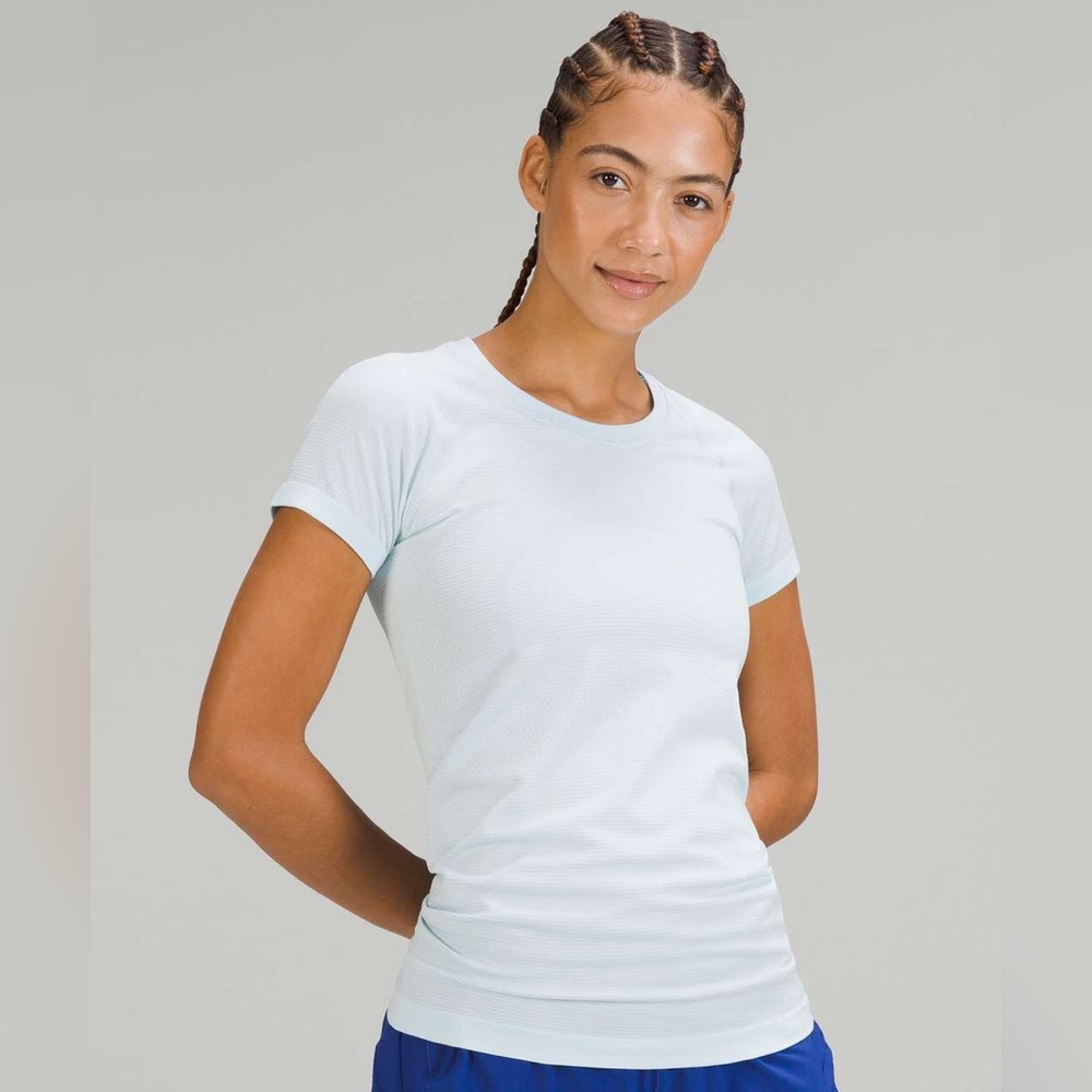D - Lululemon Swiftly Tech Short Sleeve Shirt 2.0
Powder Blue